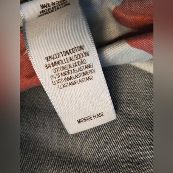 Lucky Brand ladies wide leg jeans are a size 4/27. - Picture 5 of 10